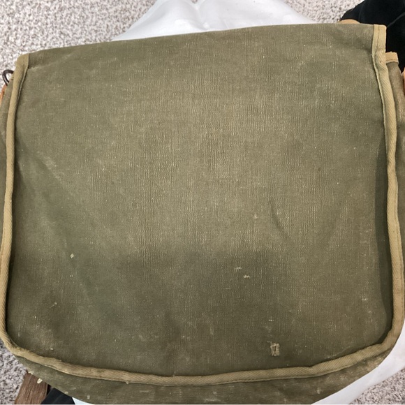 Vintage pre-owned Artist’s Messenger Canvas Bag. Size 14 W X 12”H - Picture 2 of 2